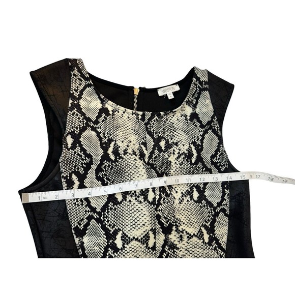 Snake Print Weston Black White Sheath Dress M Scuba Isela Cap Sleeve $158 - Picture 2 of 7